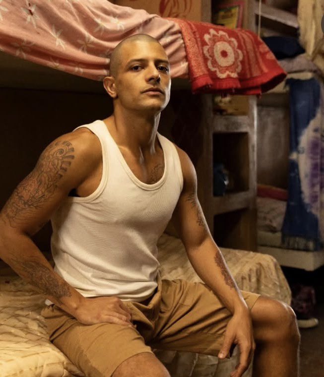 Quem dá vida a Cristian é o ator Kelner Macêdo, ator paraibano conhecido por atuações em séries e filmes nacionais, como Onde Nascem os Fortes e Cangaço Novo.