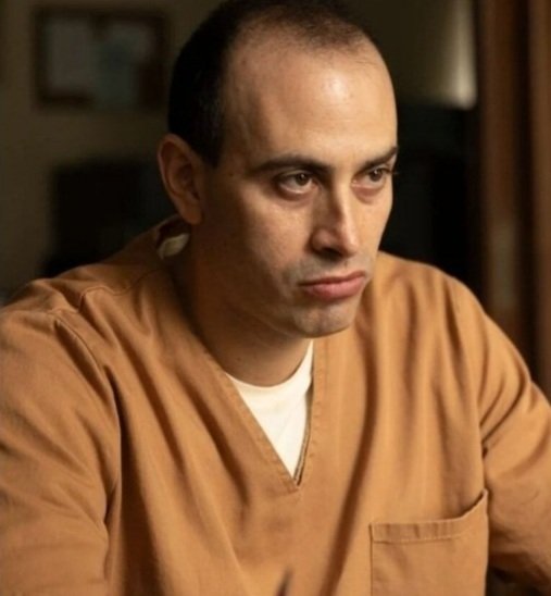 Foi interpretado pelo ator Lucas Oradovschi, que se preparou por 2 meses com entrevistas, fotos e vídeos disponíveis. Conhecido por trabalhos no teatro e participações em produções televisivas recentes, destaca- se por papéis dramáticos.