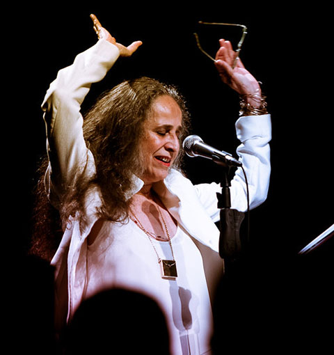 Em 2007,  um DVD duplo contemplou dois documentários sobre a artista. Novamente foi a maior vencedora do Prêmio TIM e no ano seguinte  juntou-se à cantora cubana Omara Portuondo e seguiu em turnê pelo Brasil e países latinos, como Argentina e Chile.