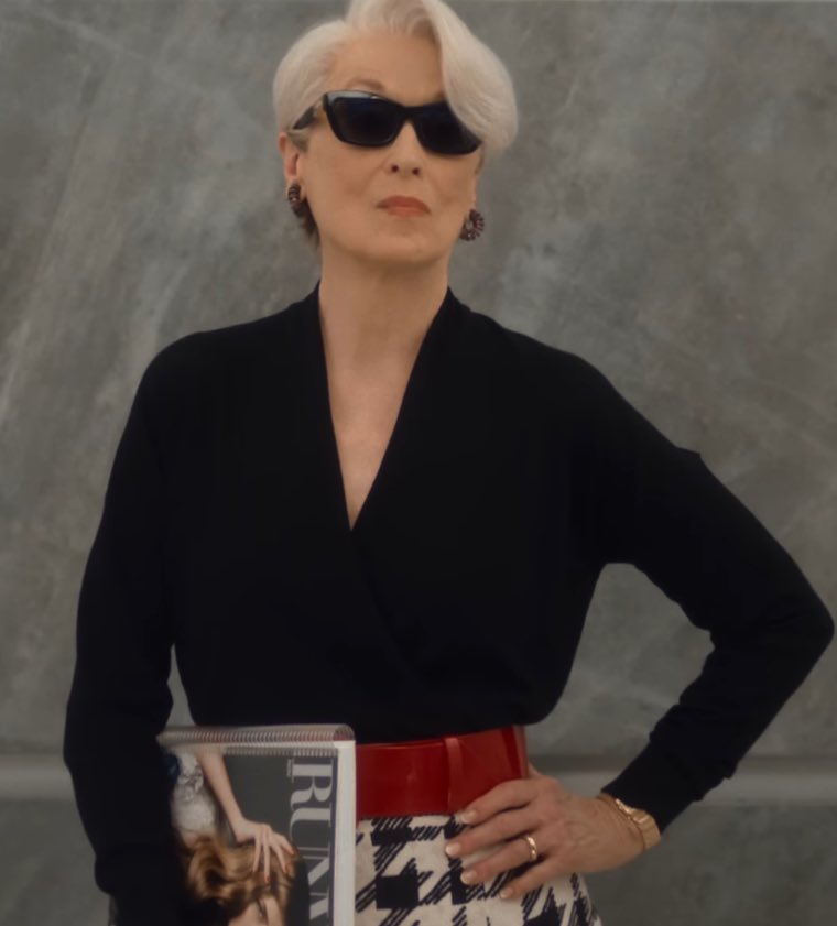 Segundo a Variety, a narrativa acompanha Miranda enfrentando o enfraquecimento do jornalismo impresso e a necessidade de atrair grandes anunciantes. Esse cenário pode colocá-la em conflito com Emily Charlton, vivida por Emily Blunt, que agora atua como executiva influente de um conglomerado de luxo, exatamente o tipo de parceria que Priestly precisa garantir.
