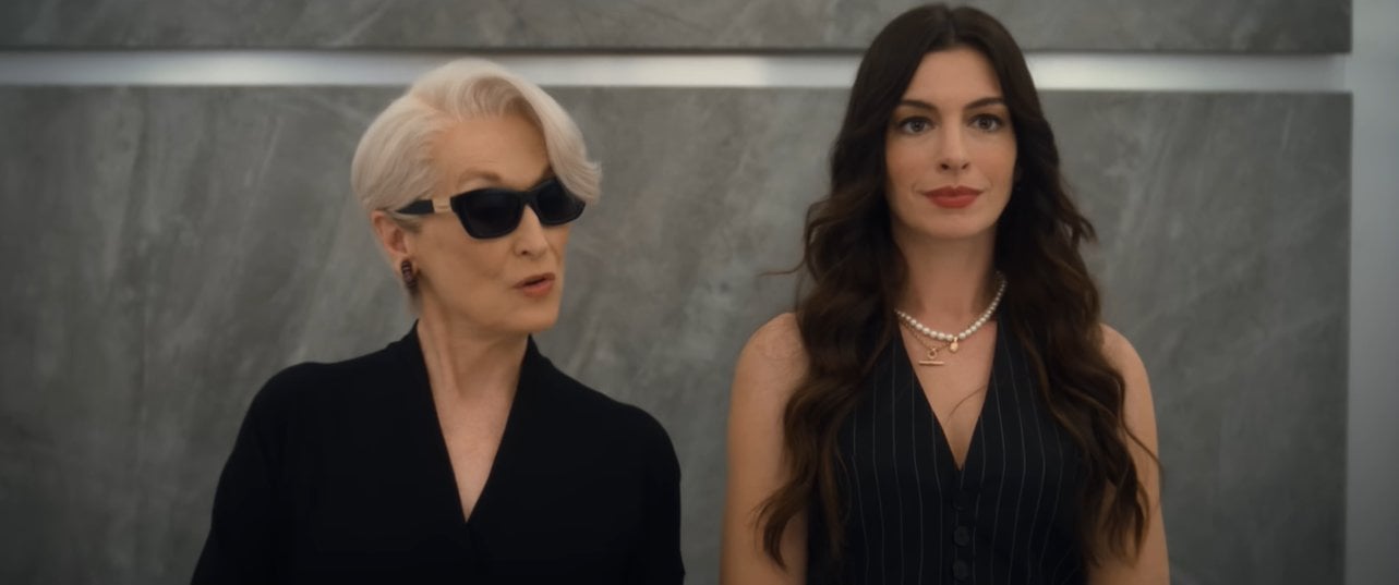 O primeiro teaser da continuação do famoso filme de moda estrelado por Anne Hathaway e Meryl Streep destaca o retorno das atrizes aos papéis de Miranda Priestly e Andy Sachs, embalado pela música “Vogue”, de Madonna. A produção chega aos cinemas em 1° de maio de 2026.
