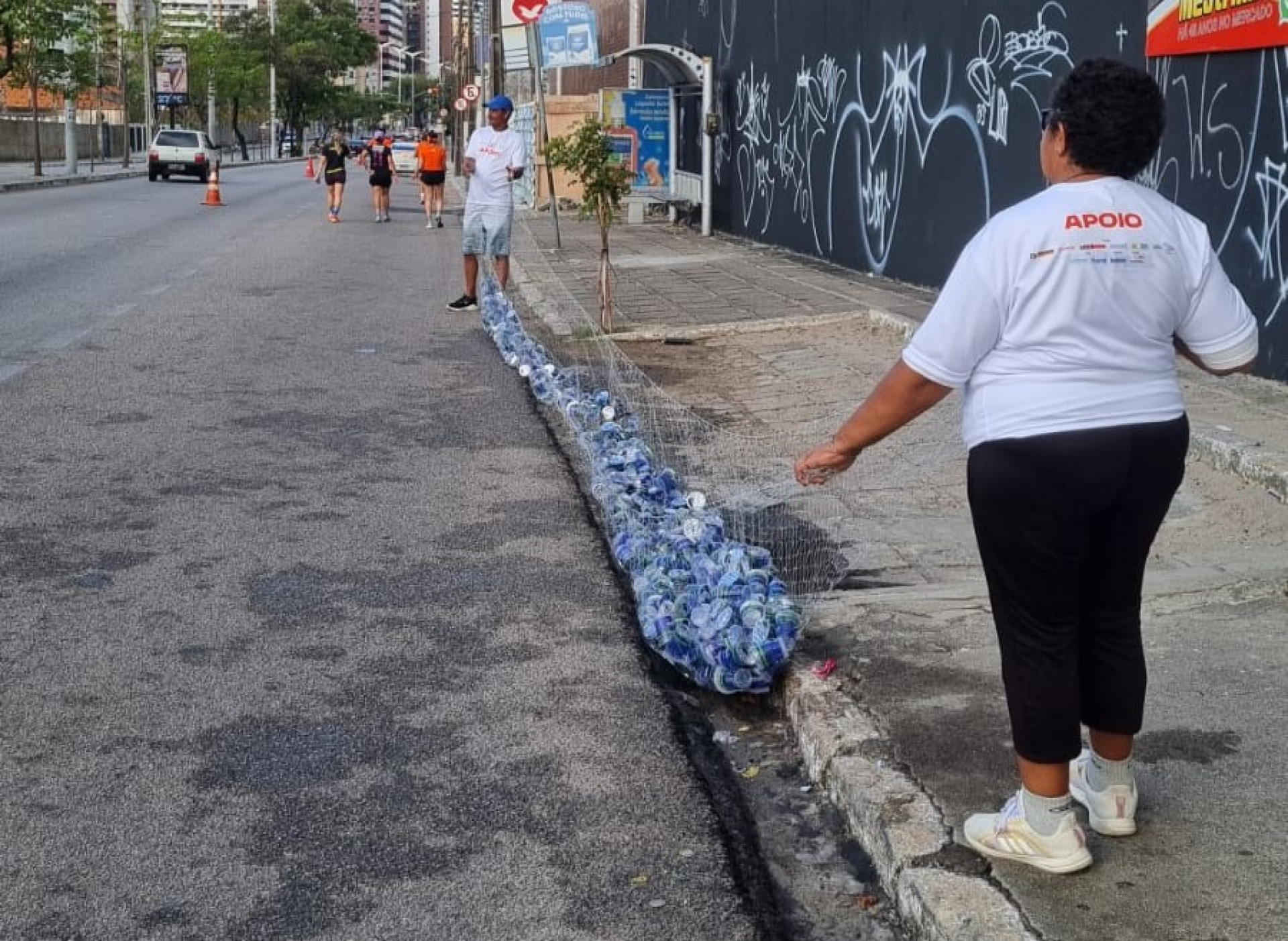 Redes de pesca sendo 
usadas para coletar copos (Foto: Ana Rute Ramires)