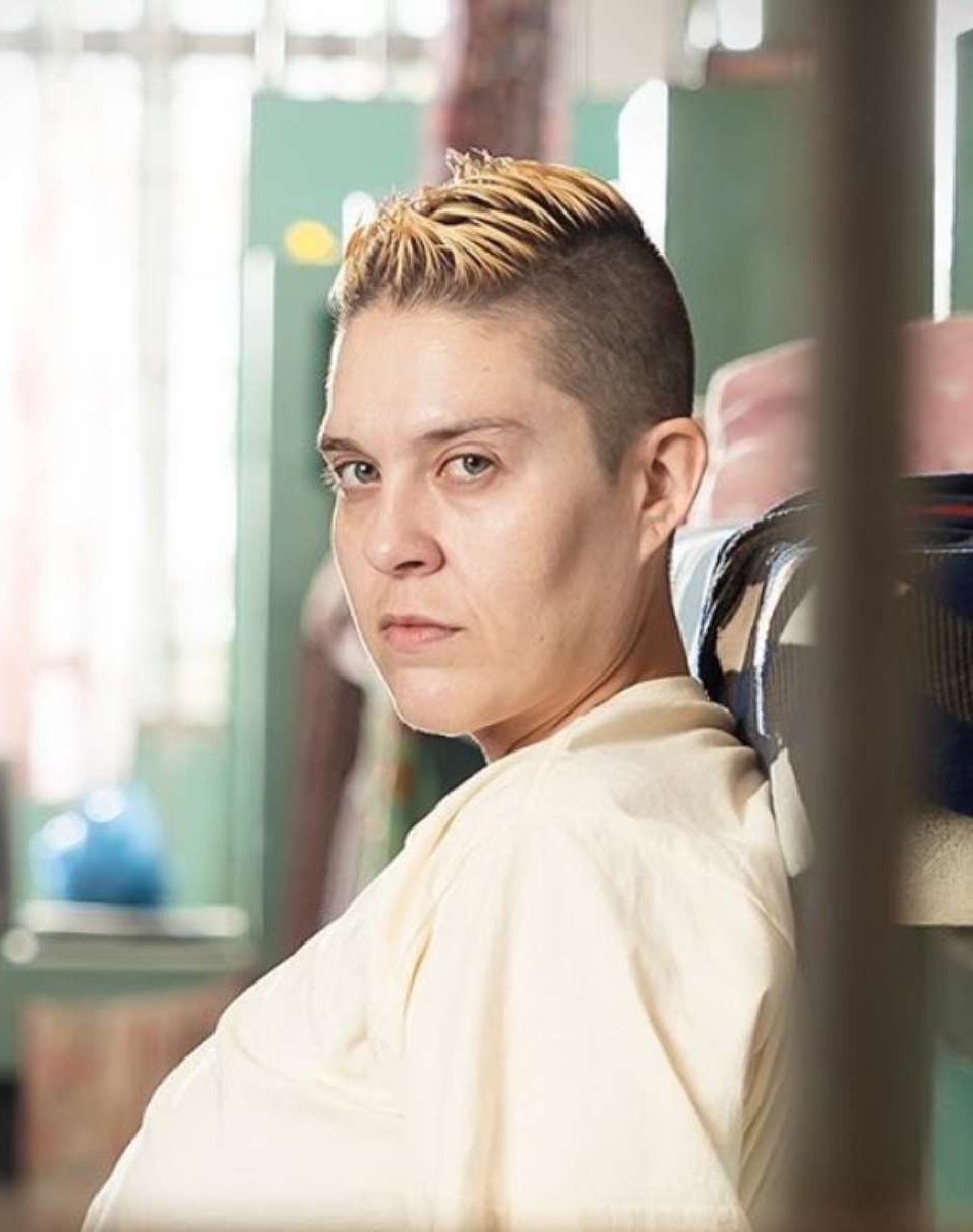 É interpretada por Letícia Rodrigues, atriz, bailarina e roteirista paulista, conhecida por trabalhos autorais no teatro e no audiovisual, como o solo 116 Gramas.