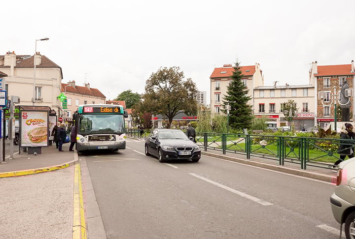 Sevran está localizada na região de Île-de-France, no departamento de Seine-Saint-Denis.  Conhecida por sua diversidade cultural, a cidade possui projetos de revitalização urbana e enfrenta desafios sociais típicos de áreas metropolitanas.