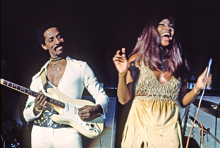 A artista começou sua trajetória profissional na música como vocalista da dupla Ike & Tina Turner, ao lado de seu então marido, Ike Turner. Juntos, criaram uma mistura eletrizante de R e B, rock e soul, que encantou multidões e rendeu sucessos inesquecíveis, como Proud Mary e River Deep — Mountain High.