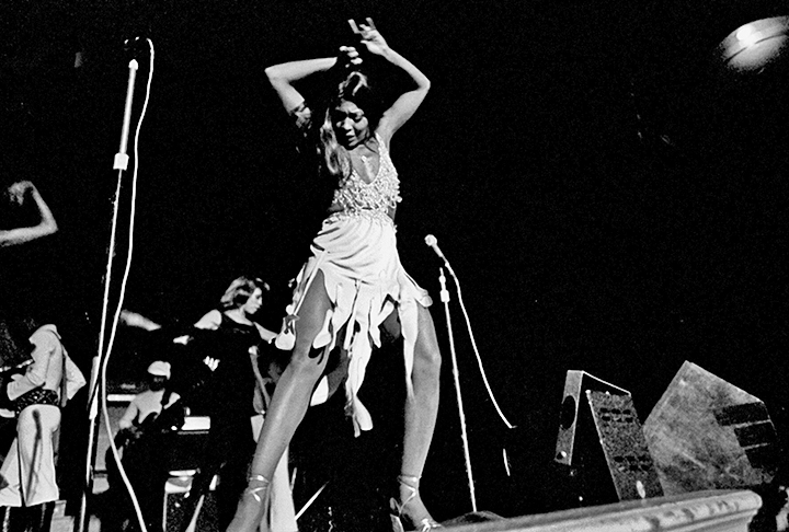 Depois de 18 anos, a artista não só se libertou da situação — terminando o casamento com Ike — como se tornou uma das primeiras vozes da música a falar abertamente sobre violência doméstica.