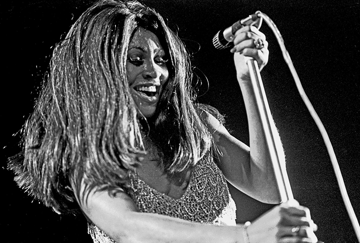 Em meados dos anos 70, Tina Turner lançou seu primeiro disco solo, intitulado “Tina Turns the Country On”. A partir dali, a carreira da cantora decolou.