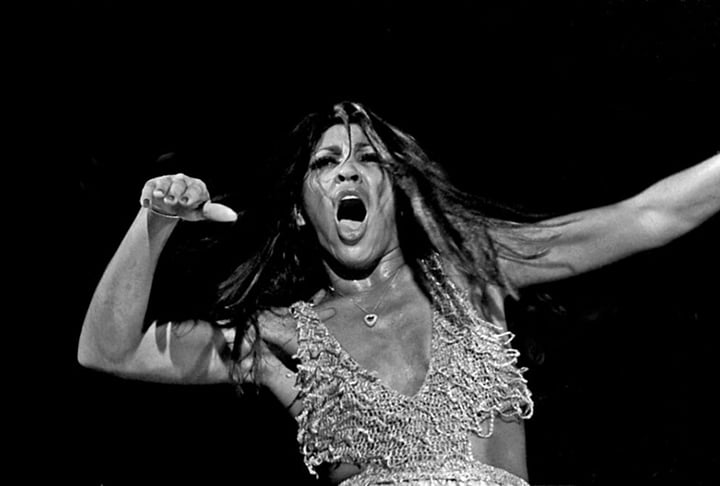 A lendária artista era conhecida por sua voz poderosa e uma energia e presença de palco cativantes. Tina deixou um legado indiscutível na indústria musical. 
