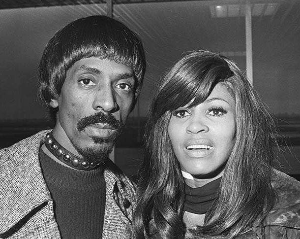 Por detrás dos holofotes, Tina Turner e o marido levavam uma vida pessoal conturbada. Ela teve que lidar com abusos e enfrentou desafios emocionais e físicos ao lado de Ike Turner. O casamento com ele foi marcado por brigas e polêmicas. Algumas vezes, a cantora surgiu em público com hematomas e marcas da violência que sofria.