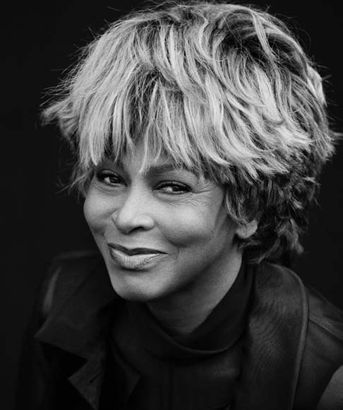 A notícia da morte de Tina Turner abalou o mundo da música e do entretenimento em 24/5/2023. A icônica cantora e performer tinha 83 anos. Conhecida como “rainha do rock’n roll”, ela levava uma vida mais tranquila, na Suíça, e, segundo o porta-voz, morreu de causas naturais.