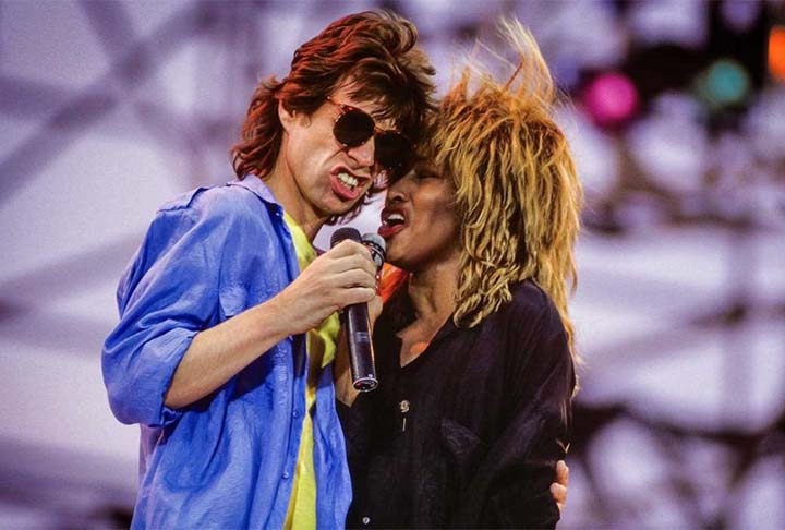 A cantora ficou conhecida pelo timbre rasgado, que se tornou uma verdadeira assinatura pessoal. No auge aos 45 anos, ganhou a fama de “rainha do rock”. Na foto, Tina com Mick Jagger, dos Rolling Stones, numa parceria espetacular. 