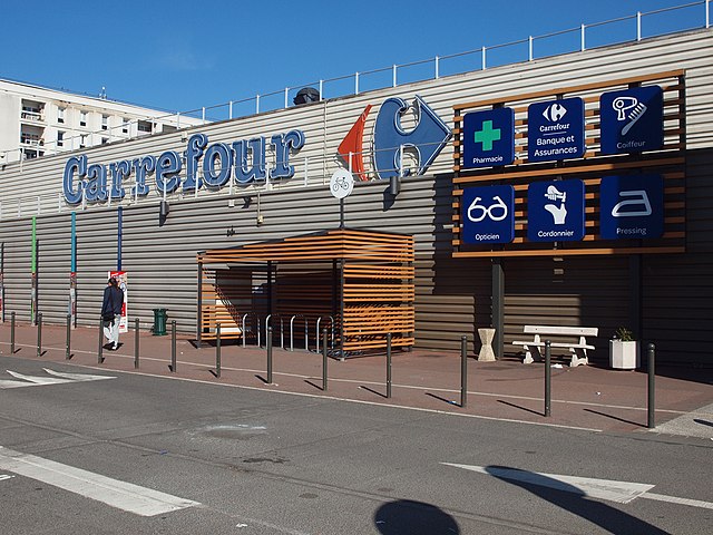 O Carrefour é uma rede internacional de hipermercados fundada na França em 1959. A multinacional está entre as maiores do varejo mundial e mantém operações em mais de 40 países.