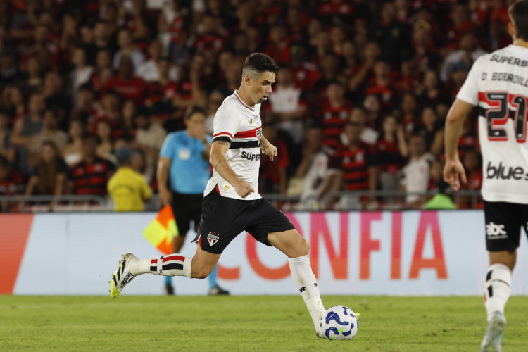 Oscar, meio-campista do São Paulo, durante jogo contra o Flamengo