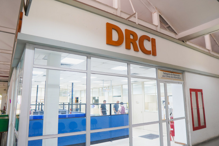 Prisão foi feita por agentes da Delegacia de Repressão aos Crimes de Informática