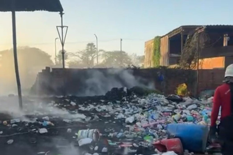 Cerca de 20 toneladas de recicl&aacute;veis estavam no local do inc&ecirc;ndio