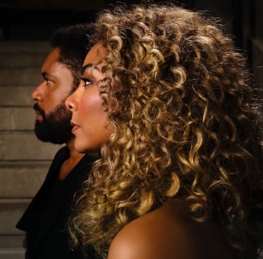 O espetáculo TINA – Tina Turner O Musical vai estrear no Brasil em 26 de fevereiro de 2026. A montagem ficará em cartaz até julho no Teatro Santander, em São Paulo, exibindo a atriz Analu Pimenta como a intérprete de Tina Turner nos palcos. O musical, é claro, celebra a trajetória intensa e inspiradora da Rainha do Rock.