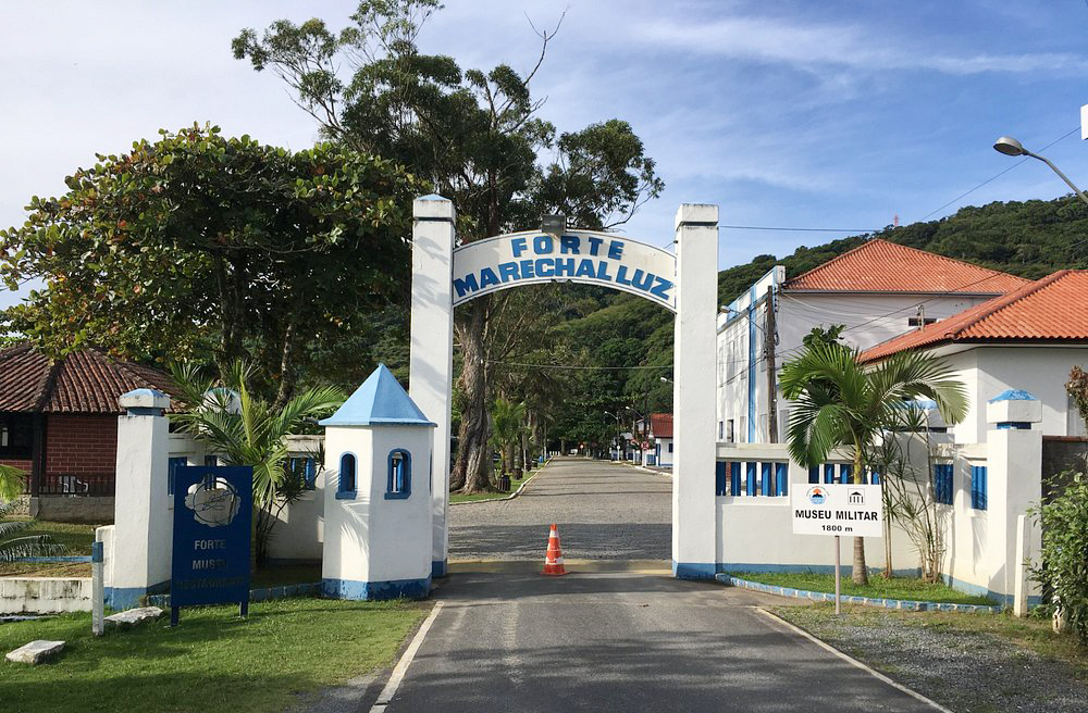 Também em Santa Catarina, o Forte Marechal Luz foi construído em 1909 sobre uma antiga bateria portuguesa e protege a entrada da Baía da Babitonga em São Francisco do Sul. Teve papel estratégico nas duas guerras mundiais. Hoje realiza cerimônias com salva de canhão e trajes históricos aos sábados.