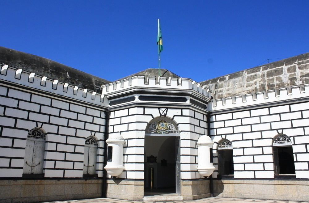 Com arquitetura inspirada em fortalezas medievais, o Forte abriga desde 1987 o Museu Histórico do Exército, que preserva documentos, armas e objetos que contam a trajetória das Forças Armadas no Brasil. 