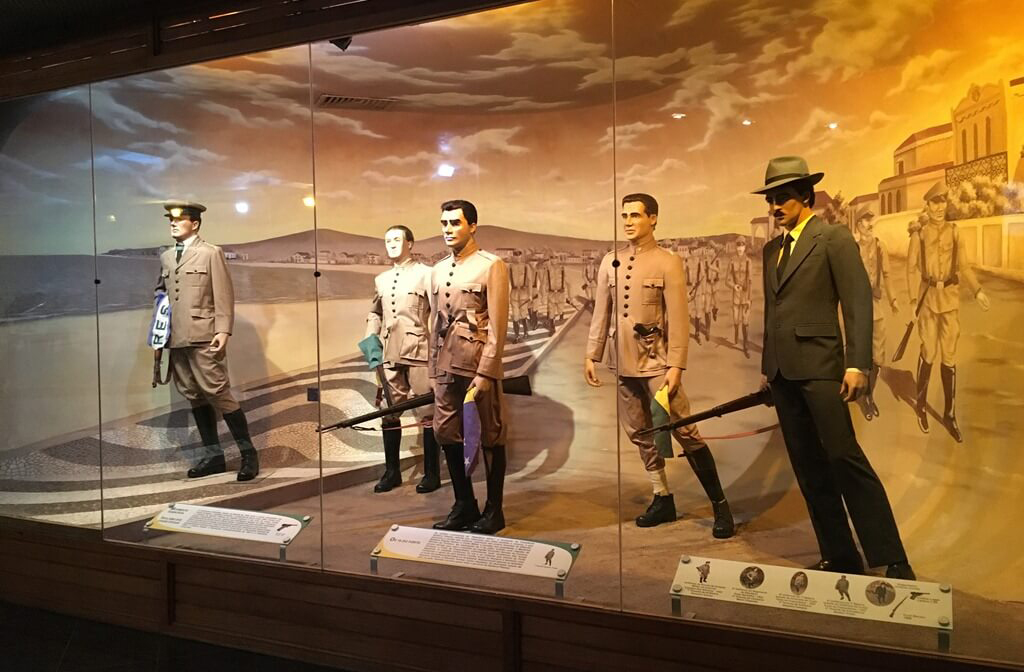 Os visitantes podem conhecer objetos raros como pedaços da bandeira rasgada pelos últimos combatentes da Revolta dos 18 do Forte, indumentárias de figuras históricas como Marechal Deodoro da Fonseca e Duque de Caxias, além de artefatos do Marechal Rondon. 