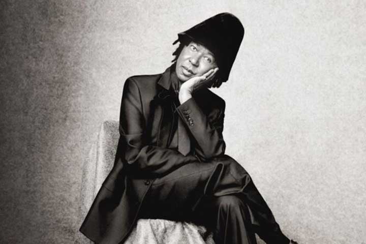 Com 12 faixas e produção assinada pelo próprio artista, o novo trabalho reafirma o vigor criativo de um dos nomes mais sofisticados da música brasileira, justamente no momento em que ele celebra meio século de carreira.
