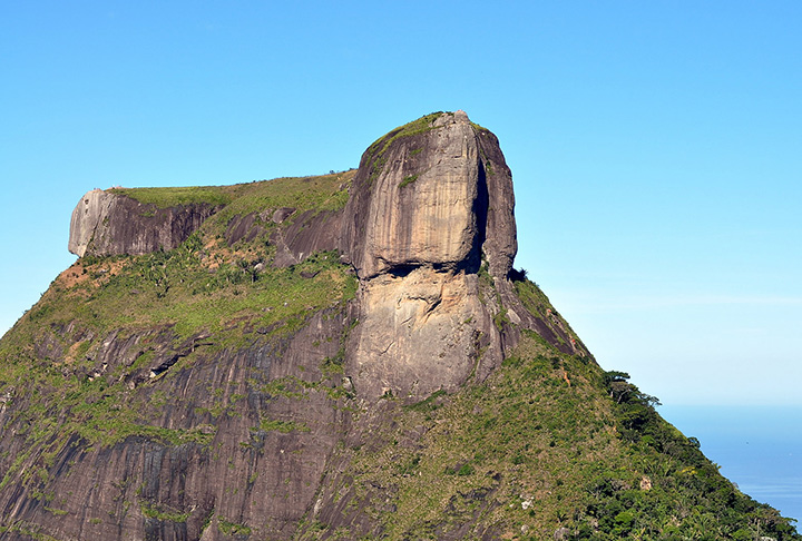 Pedra da Gávea — localizada no Rio de Janeiro, é cercada por lendas e mistérios devido a marcas em suas rochas. Alguns acreditam que o local guardaria o túmulo de um antigo rei fenício, hipótese nunca comprovada.