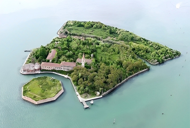 Ilha de Poveglia — situada na Itália, foi usada como área de quarentena e mais tarde abrigou um hospital psiquiátrico no século XX. Cercada por lendas sombrias, o local é associado a relatos de ossos e espíritos de antigos pacientes.