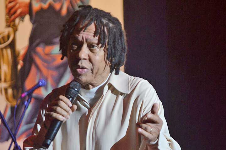 Djavan contou que, na época, acabou demorando para enviar a canção e perdeu o prazo. “Não levei muita fé no convite. Quando mandei, ele já estava mixando o disco”, recordou, bem-humorado, em entrevista ao portal G1. Quase quatro décadas depois, a faixa finalmente ganha vida em “Improviso”, agora com letra e arranjo finalizados.

