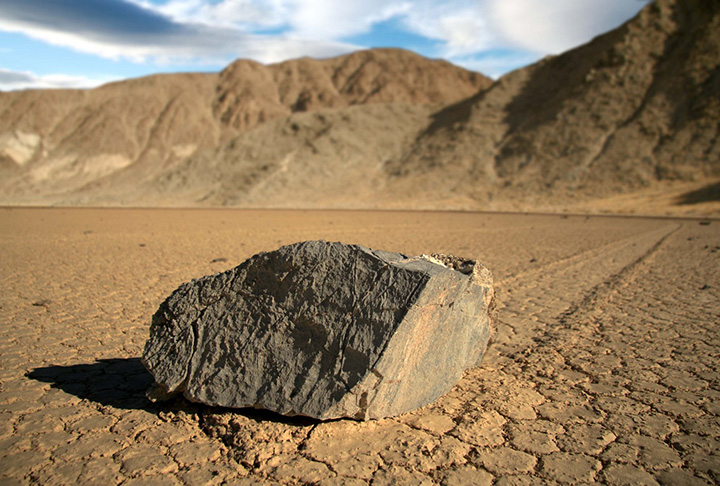 Racetrack Playa — localizada no Vale da Morte, nos Estados Unidos, é conhecida por suas rochas que se movem deixando rastros no solo. O fenômeno já foi filmado e ocorre quando finas camadas de gelo e vento empurram as pedras lentamente.