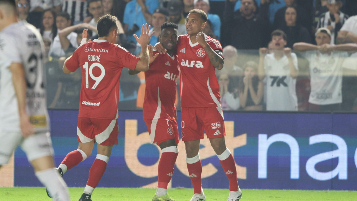 Carbonero e Borré são titulares no ataque do Colorado