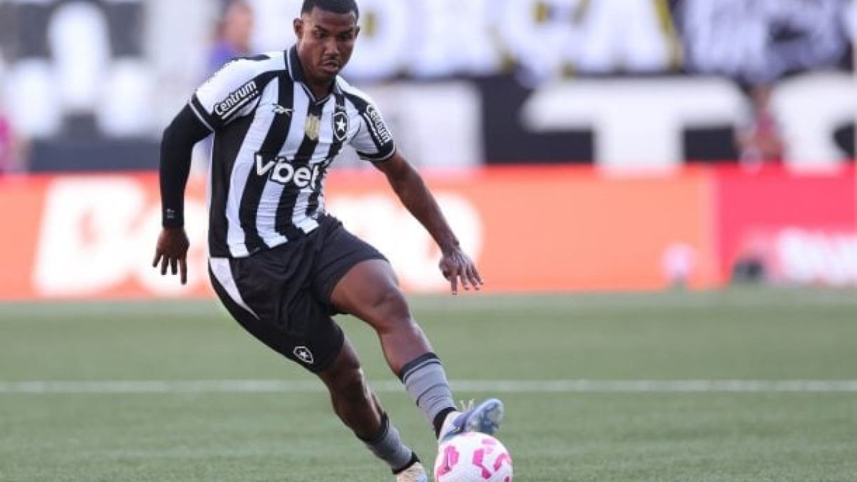 Futuro do lateral-esquerdo ainda é incerto. Ele está no Glorioso por empréstimo (pertence ao Nottingham Forest) 