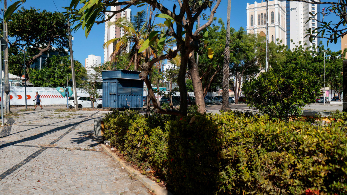 A Praça da Bandeira oficial, localizada entre as ruas Nogueira Acioli, Dona Leopoldina e Franklin Távora