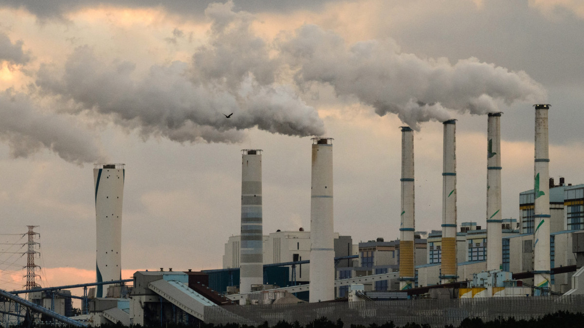 Uso de combustíveis fósseis, transição energética e redução nas emissões de carbono estão em debate na COP30