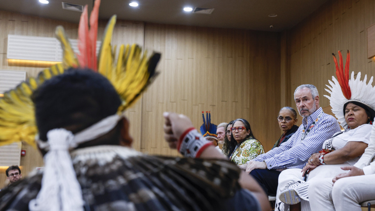Indígenas Munduruku do Baixo Tapajós se reúnem com autoridades, entre elas o presidente da COP 30, André Corrêa do Lago, a ministra do Meio Ambiente, Marina Silva e a ministra dos Povos Indígenas, Sonia Guajajara