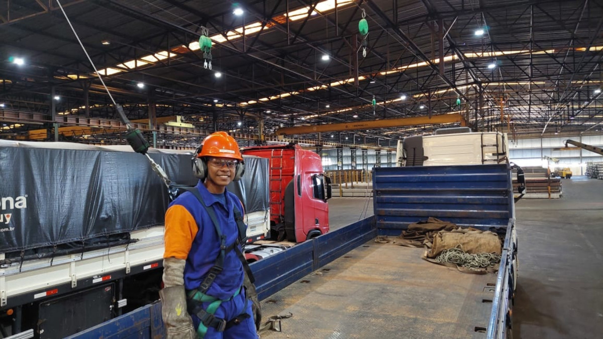 Os profissionais devem atuar como responsáveis no auxílio de deslocamento, armazenamento e organização dos produtos da empresa para o carregamento