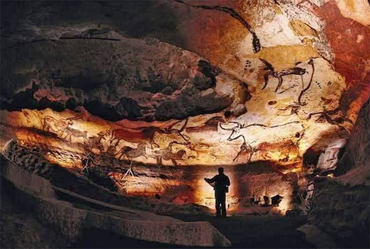 Cavernas de Lascaux — localizadas na França, reúnem gravuras rupestres de cerca de 17 mil anos retratando animais e cenas de caça. Fechadas ao público desde 1963, foram preservadas após danos causados pela presença humana.