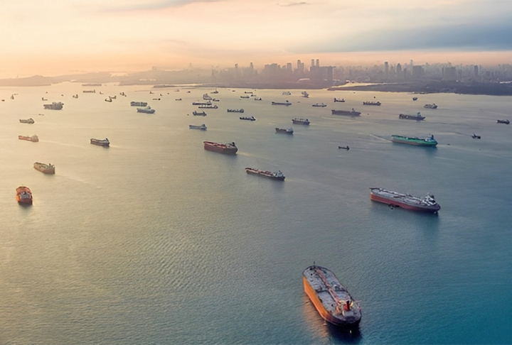 Frota Fantasma de Singapura — formada por embarcações abandonadas próximas à costa, surgiu após crises econômicas e guerras na região. Os navios enferrujados e esquecidos criaram uma paisagem enigmática que intriga moradores e turistas.