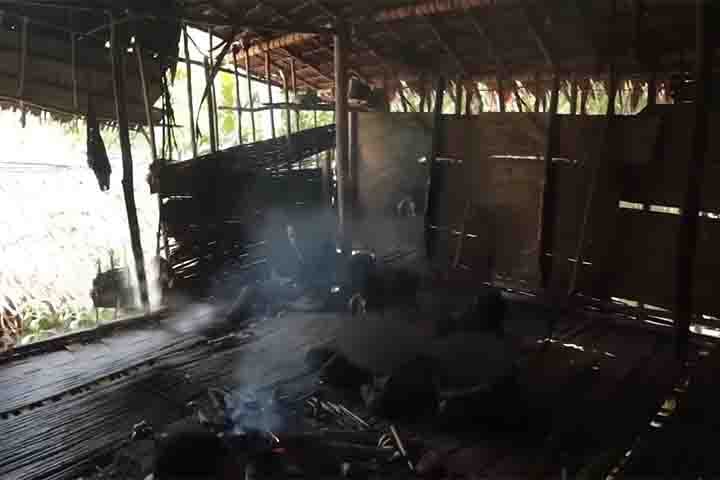 As casas podem abrigar de 4 a 12 pessoas e cada uma tem um fogo central que serve tanto para cozinhas quanto para afastar pequenos animais. 