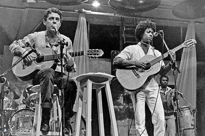 Nos anos 1980, Djavan se aproximou de nomes como Chico Buarque, Aldir Blanc e Cacaso. No começo da década, lançou “Alumbramento”, com a eterna “Meu Bem Querer”.
