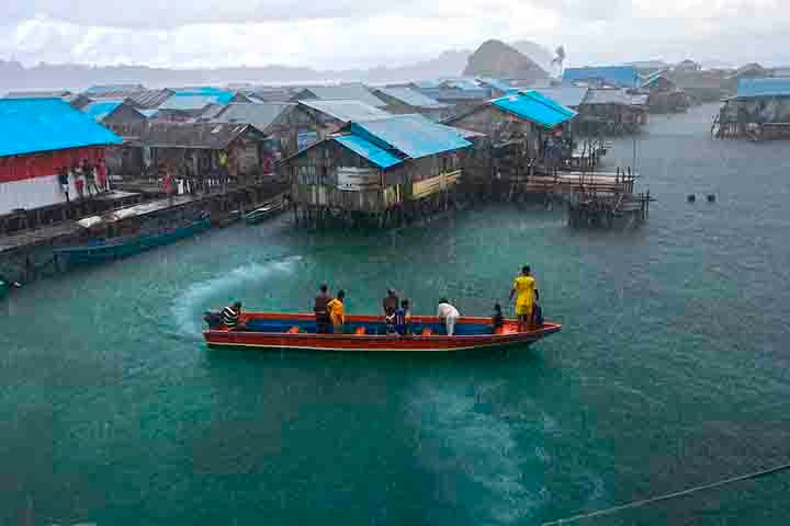 Apesar da riqueza natural, Papua enfrenta desafios sociais, desigualdade econômica e debates políticos sobre autonomia.