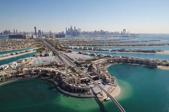 A Palm Jumeirah, como é chamada, abriga hotéis, marinas e residências de luxo.
