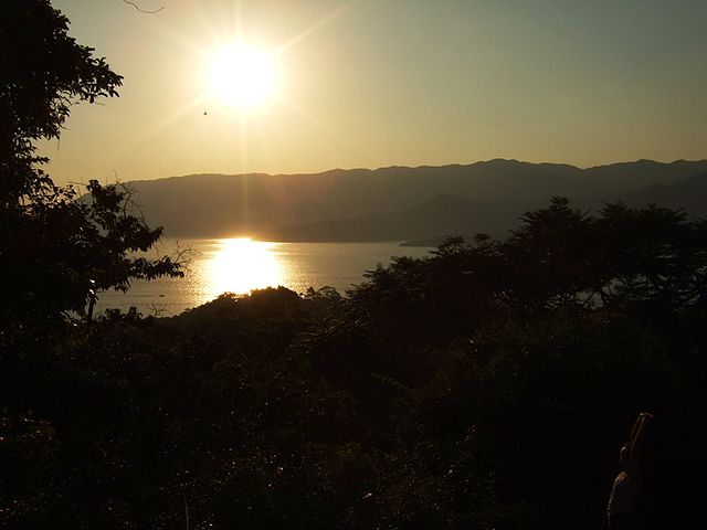 O longo Caminho da Mata Atlântica vai percorrendo também o litoral, passando por praias, com belos visuais das ilhas Grande (RJ), Bela (SP - foto), Ilha do mel (PR) e Ilha de Santa Catarina (RS).  