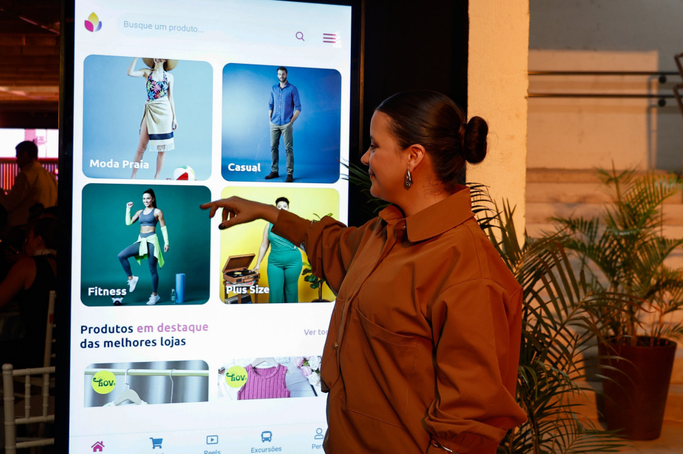 Totens facilitam localização das lojas no Estação Fashion(Foto: DANIEL GALBER/ESPECIAL PARA O POVO)