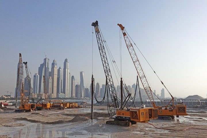 Projetada pelo escritório americano HHCP e desenvolvida pela estatal Nakheel, a ilha começou a ser construída em 2001.