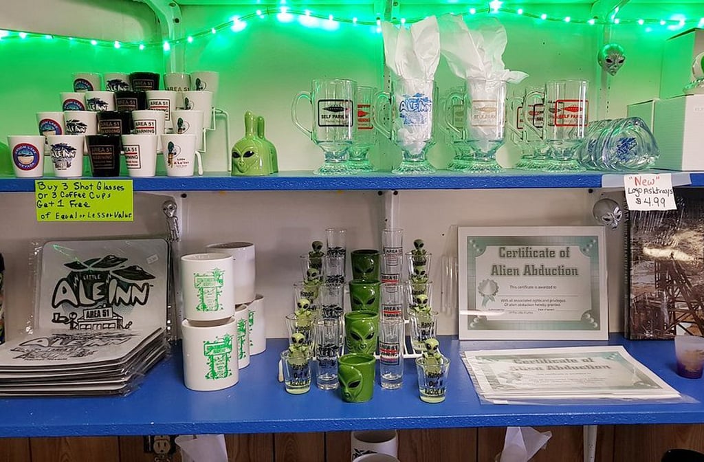 Embora o acesso seja proibido, a região ao redor da Área 51 atrai turistas curiosos. Pequenas cidades próximas oferecem hospedagem temática e lojas de souvenirs alienígenas. O turismo alimenta a economia local e mantém viva a mística da base. A curiosidade, portanto, se transformou em negócio.