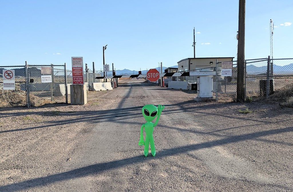 O legado da Área 51 é marcado pelo equilíbrio entre realidade e mito. De um lado, avanços tecnológicos militares concretos; de outro, teorias conspiratórias e alienígenas. Essa dualidade a transformou em ícone cultural e histórico. O mistério continua, e talvez seja justamente isso que a torne tão intrigante e inesquecível.