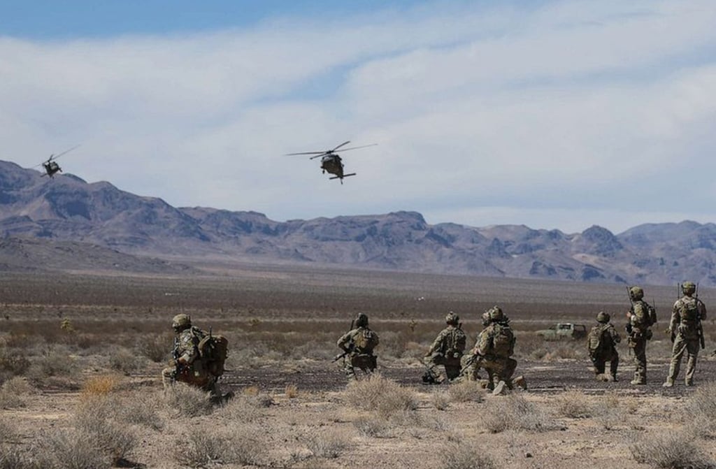 O espaço aéreo sobre a Área 51 proíbe qualquer sobrevoo civil. Funcionários e visitantes, inclusive, precisam de autorização especial para entrar. O perímetro é protegido por guardas armados e câmeras. Essa política rígida alimenta ainda mais as especulações.