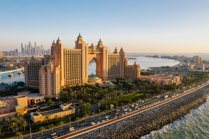 No Crescent (como é chamado o semicírculo externo) se concentram os grandes resorts e hotéis cinco estrelas, como o famoso Atlantis The Palm, que abriga parque aquático, aquário e restaurantes de chefs renomados.