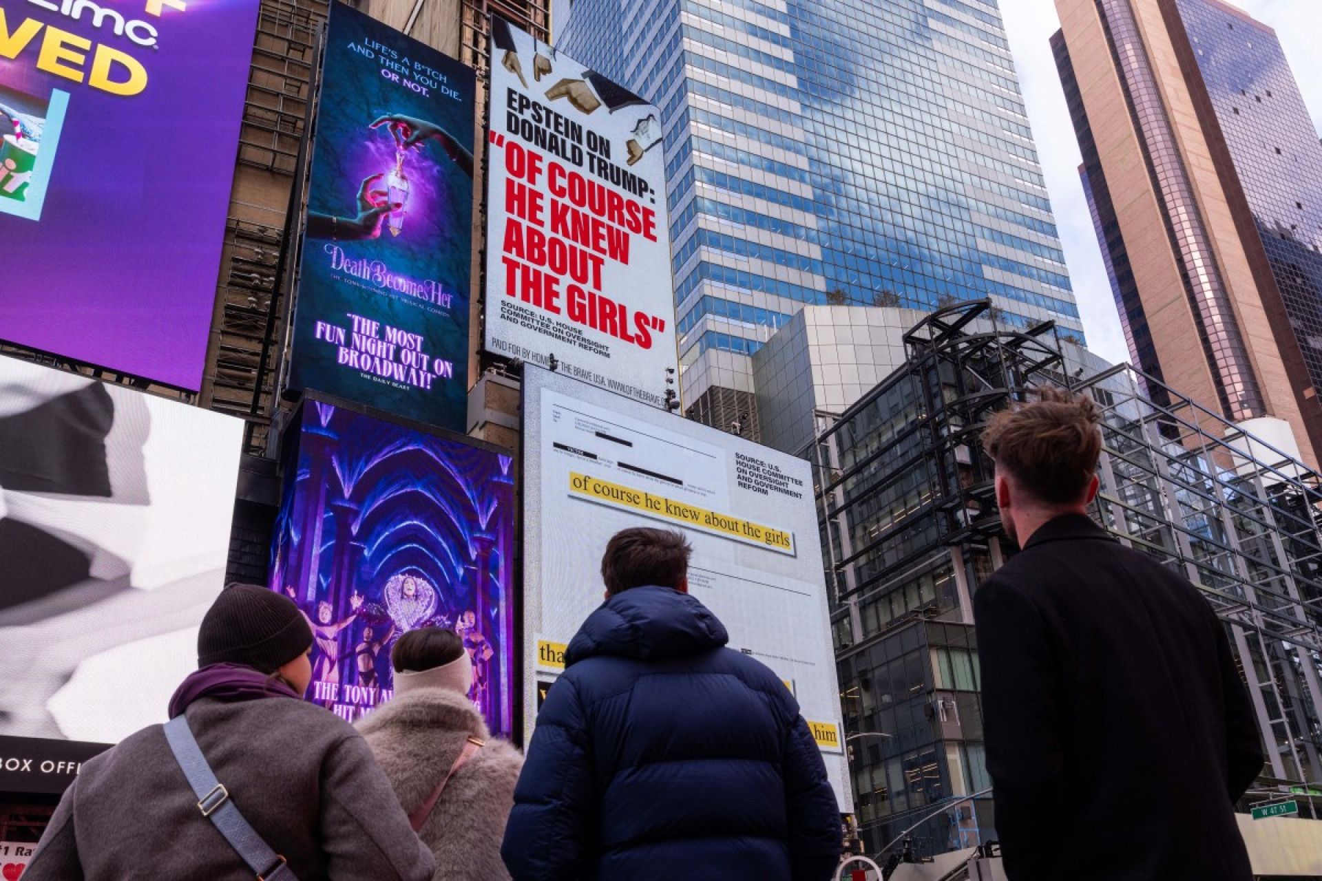 ￼OUTDOOR na Times Square, pago pelo grupo Home of the Brave, destaca o comentário de Jeffrey Epstein sobre Donald Trump: 