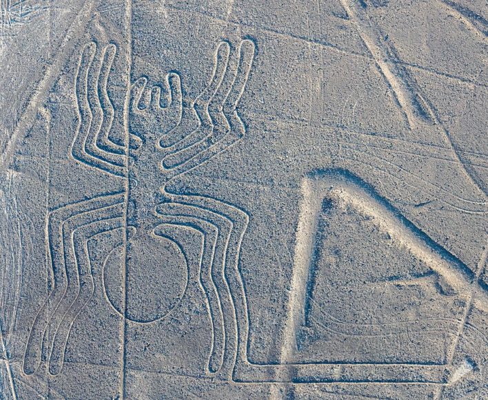 Linhas de Nazca — traçadas no deserto do Peru entre 400 e 650 d.C., formam enormes figuras visíveis do alto, criadas pelo povo Nazca. Apesar de seu valor arqueológico comprovado, ainda inspiram teorias ligadas a seres de outros mundos.