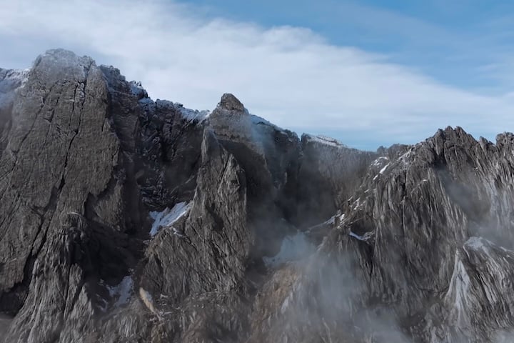 O ponto mais alto da Indonésia (4.884 metros), o Puncak Jaya, fica localizado nos Montes Maoke, em Papua.